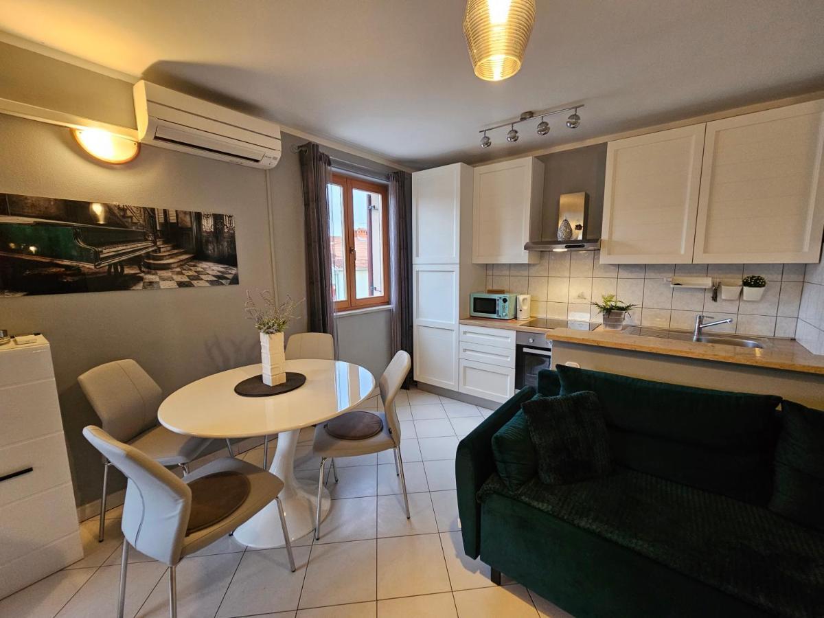 Apartment Gloria Ровин Екстериор снимка